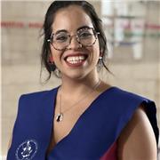 Titulada en matemáticas y en el máster de formación del profesorado en la ESO y bachillerato